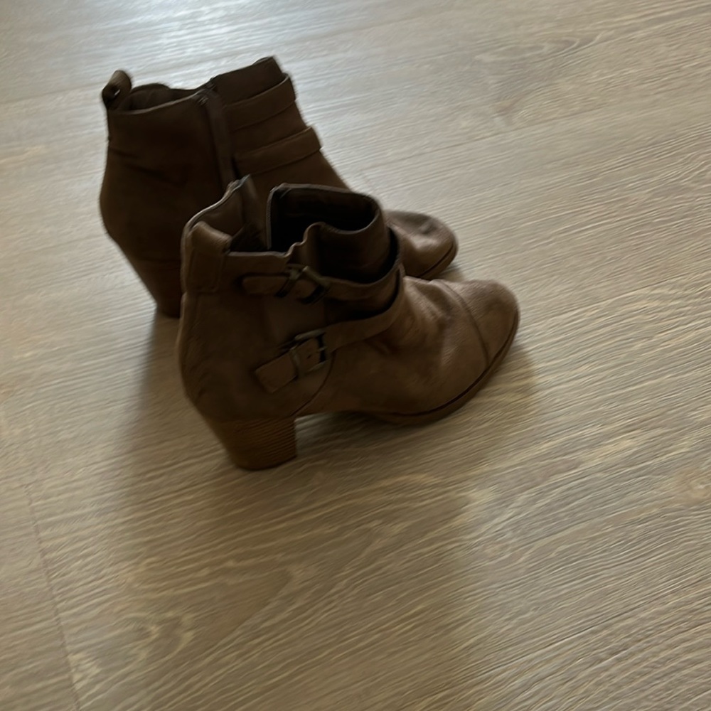 Women’s size 10 tan heel boots